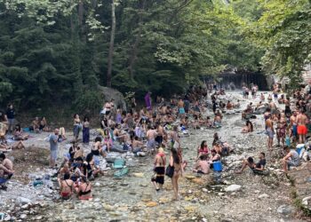 Η καρδιά του καλοκαιριού χτυπά στα Λουτρά Πόζαρ – Πλήθος κόσμου στη 2η μέρα του Φεστιβάλ