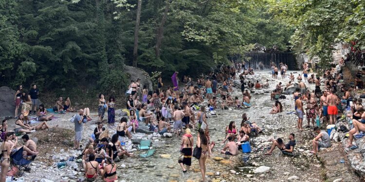 Η καρδιά του καλοκαιριού χτυπά στα Λουτρά Πόζαρ – Πλήθος κόσμου στη 2η μέρα του Φεστιβάλ