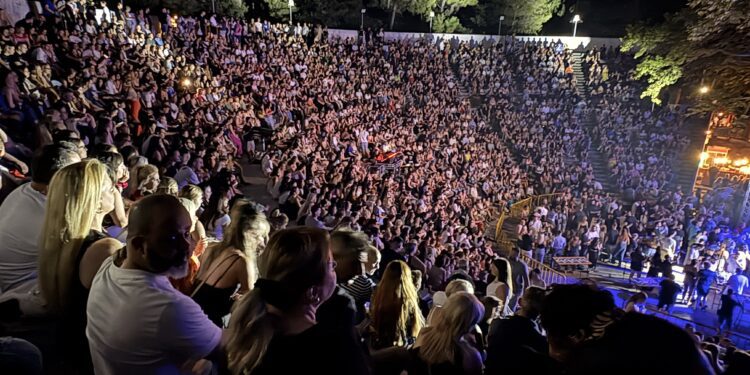 Έδεσσα: Κατάμεστο το Ανοιχτό Θέατρο Γαβαλιώτισσας για τη συναυλία του Θοδωρή Φέρρη – Χορηγός Επικοινωνίας το PellaNow.gr