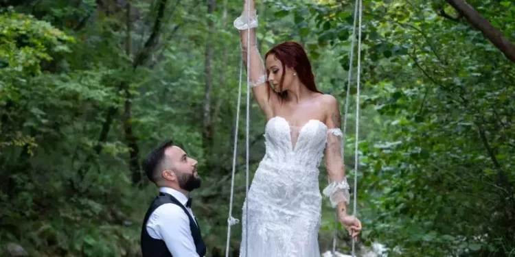 Οι καταρράκτες της Πέλλας πρωταγωνιστούν στα γαμήλια άλμπουμ – Viral οι πόζες με νύφες και γαμπρούς