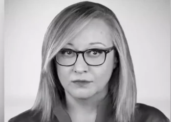 Ηρώ Καριοφύλλη: Οδύνη στο τελευταίο «αντίο» στην δημοσιογράφο – Συνάδελφοι, φίλοι και συγγενείς παρόντες στην κηδεία της