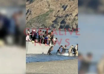 Κρήτη: Η στιγμή της «απόβασης» μεταναστών σε παραλία ανάμεσα σε κόσμο που έκανε μπάνιο