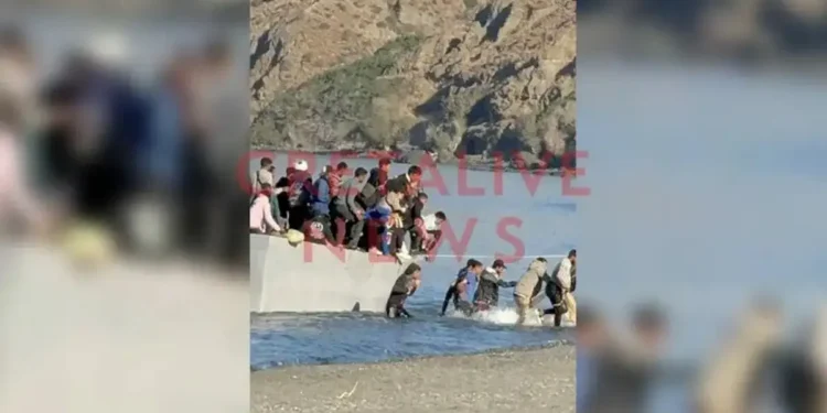 Κρήτη: Η στιγμή της «απόβασης» μεταναστών σε παραλία ανάμεσα σε κόσμο που έκανε μπάνιο