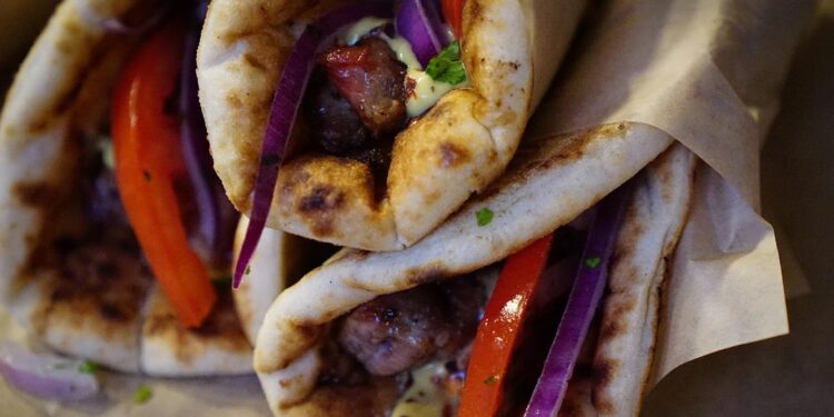 Σε είδος πολυτελείας έχει εξελιχθεί το πιτόγυρο – Στα 4,5 ευρώ η τιμή του