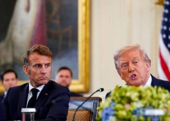 Η ατάκα του Τραμπ στον Μακρόν με ανοιχτά τα μικρόφωνα: «Ακούγεται τρελό αλλά ο Πούτιν θέλει συμφωνία για χάρη μου»