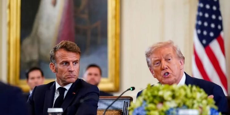 Η ατάκα του Τραμπ στον Μακρόν με ανοιχτά τα μικρόφωνα: «Ακούγεται τρελό αλλά ο Πούτιν θέλει συμφωνία για χάρη μου»