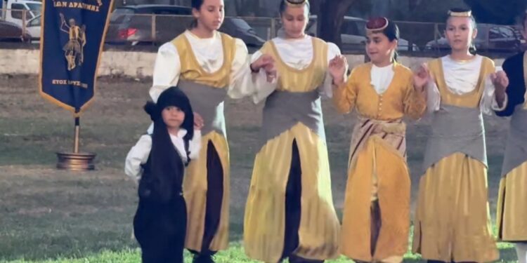 Αλμωπία: Ο πιτσιρικάς που χόρεψε ποντιακά και τρέλανε το κοινό – Δείτε το viral βίντεο