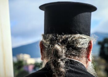 Έξαλλη παπαδιά τα έκανε λαμπόγυαλο σε πανηγύρι – Κατηγορούσε τον ιερέα για απιστία