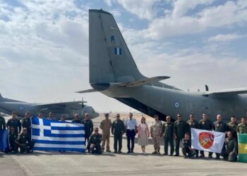 Βίντεο από τη στιγμή που δύο αεροσκάφη της ελληνικής πολεμικής αεροπορίας ρίχνουν 8,5 τόνους τροφίμων στη Γάζα