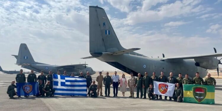 Βίντεο από τη στιγμή που δύο αεροσκάφη της ελληνικής πολεμικής αεροπορίας ρίχνουν 8,5 τόνους τροφίμων στη Γάζα