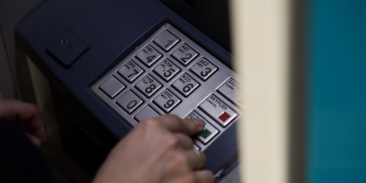 Τι αλλάζει από αύριο στις ελληνικές τράπεζες – Τι θα ισχύσει με την ανάληψη μετρητών από τα ΑΤΜ