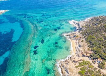 Τηγάνια: Η παραλία στη Χαλκιδική που σε ταξιδεύει σε εξωτικούς παραδείσους