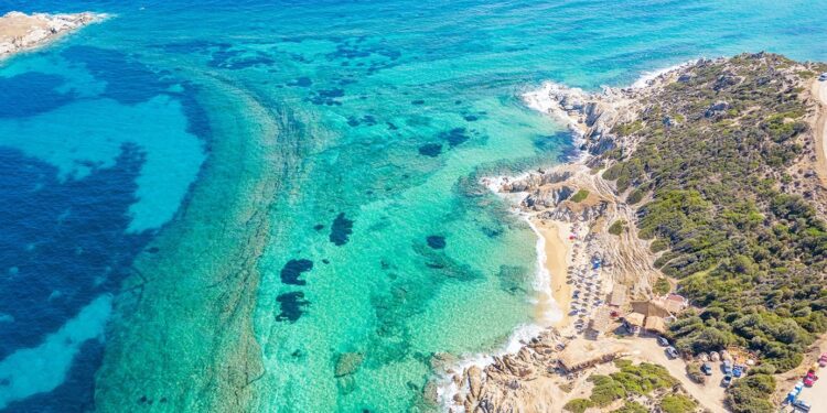 Τηγάνια: Η παραλία στη Χαλκιδική που σε ταξιδεύει σε εξωτικούς παραδείσους