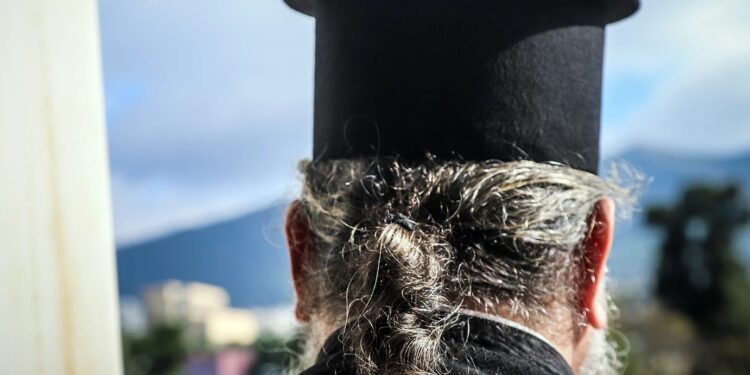 Έξαλλη παπαδιά τα έκανε λαμπόγυαλο σε πανηγύρι – Κατηγορούσε τον ιερέα για απιστία