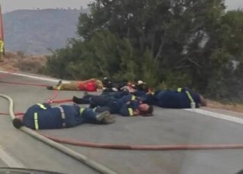 Συγκλονιστική φωτογραφία από το μέτωπο – Εξαντλημένοι πυροσβέστες κοιμούνται στη μέση του δρόμου