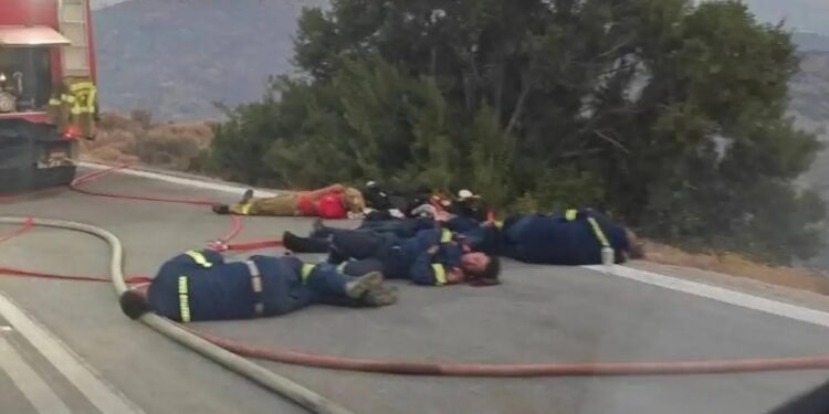 Συγκλονιστική φωτογραφία από το μέτωπο – Εξαντλημένοι πυροσβέστες κοιμούνται στη μέση του δρόμου