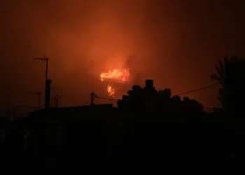 Η πιο δύσκολη νύχτα στα πύρινα μέτωπα – Ένας νεκρός, καμένα σπίτια και μάχη με τον μανιασμένο αέρα