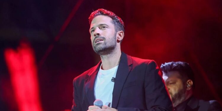 Ο Κωνσταντίνος Αργυρός σταμάτησε τη συναυλία του για να παρακολουθήσει το φινάλε της Εθνικής μπάσκετ