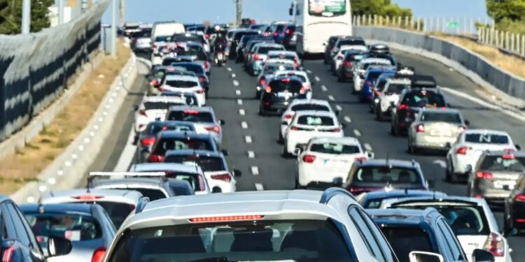 Σε ισχύ από σήμερα ο νέος ΚΟΚ: Κάμερες ασφαλείας και τσουχτερά πρόστιμα για κατανάλωση αλκοόλ και χρήση κινητού κατά την οδήγηση