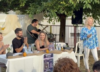 «Σαν αεράκι» φύσηξε η λογοτεχνία στους Σαρακηνούς – Μια βραδιά γεμάτη συγκίνηση και μουσική για το νέο βιβλίο του Δημήτρη Τσολάκη