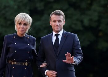 Οι Μακρόν στο δικαστήριο για να αποδείξουν ότι η Μπριζίτ γεννήθηκε γυναίκα – Καταθέτουν φωτογραφίες και επιστημονικά στοιχεία