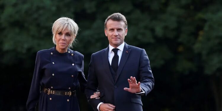 Οι Μακρόν στο δικαστήριο για να αποδείξουν ότι η Μπριζίτ γεννήθηκε γυναίκα – Καταθέτουν φωτογραφίες και επιστημονικά στοιχεία