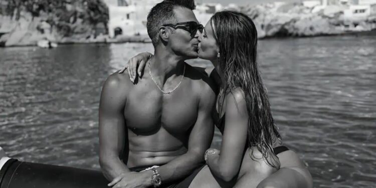 Η Αθηνά Οικονομάκου αποχαιρετά τον Αύγουστο με καυτά φιλιά στον Μπρούνο Τσερέλα