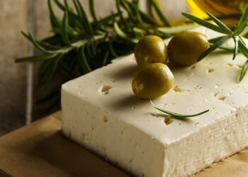 Φέτα… από χρυσάφι: Έρχεται νέα αύξηση τιμών σε γαλακτοκομικά και κρέας λόγω της ευλογιάς