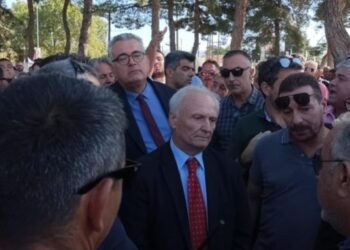 Οργισμένοι αγρότες προπηλάκισαν τον Υφυπουργό Αγροτικής Ανάπτυξης – Του πέταξαν καφέδες και νερά