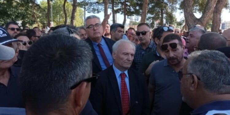 Οργισμένοι αγρότες προπηλάκισαν τον Υφυπουργό Αγροτικής Ανάπτυξης – Του πέταξαν καφέδες και νερά