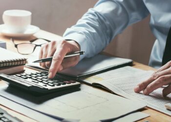 Ελεύθεροι επαγγελματίες: Τι αλλάζει στους φόρους που θα πληρώσουν το 2026 και 2027