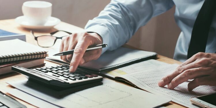 Ελεύθεροι επαγγελματίες: Τι αλλάζει στους φόρους που θα πληρώσουν το 2026 και 2027