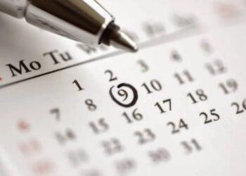 Πότε «πέφτουν» οι αργίες και τα τριήμερα 2025-2026