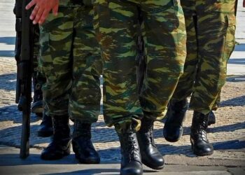 Μειωμένη θητεία για όσους κατατάσσονται στον Στρατό αμέσως μετά το Λύκειο προωθεί ο Δένδιας
