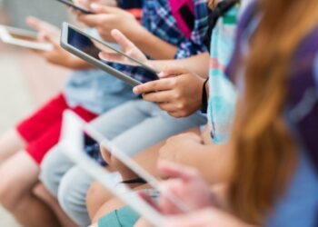 Το μέλλον ίσως δεν έχει κινητά τηλέφωνα, προβλέπει ο Έλον Μασκ – Τι θα τα αντικαταστήσει