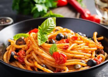 Συνταγή για μακαρονάδα αλά πουτανέσκα με ό,τι έχει το ντουλάπι