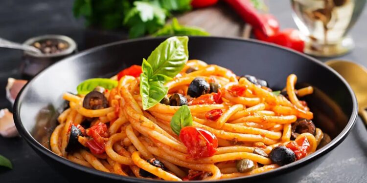 Συνταγή για μακαρονάδα αλά πουτανέσκα με ό,τι έχει το ντουλάπι