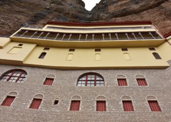 Συνελήφθη για αρχαιοκαπηλία ο ηγούμενος της Μονής Σπηλαίου στα Καλάβρυτα – Ήθελε να πουλήσει εικόνες και ευαγγέλια για 200.000 ευρώ