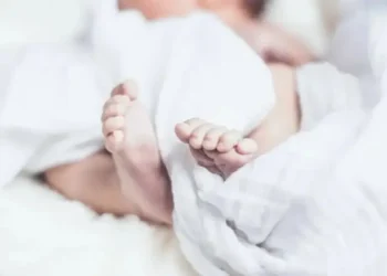 Τραγωδία: Νεκρή γυναίκα που γέννησε σε διαμέρισμα, νεκρό και το νεογνό