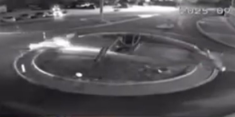 ΑΠΙΣΤΕΥΤΟ: Δικυκλιστής στα Γιαννιτσά κόβει δρόμο… μέσα από τον υπό κατασκευή κόμβο (ΒΙΝΤΕΟ)