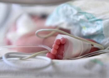 Bρέφος βρέθηκε χωρίς τις αισθήσεις του σε διαμέρισμα – Εισέπνευσε ναρκωτικές ουσίες και νοσηλεύεται διασωληνωμένο