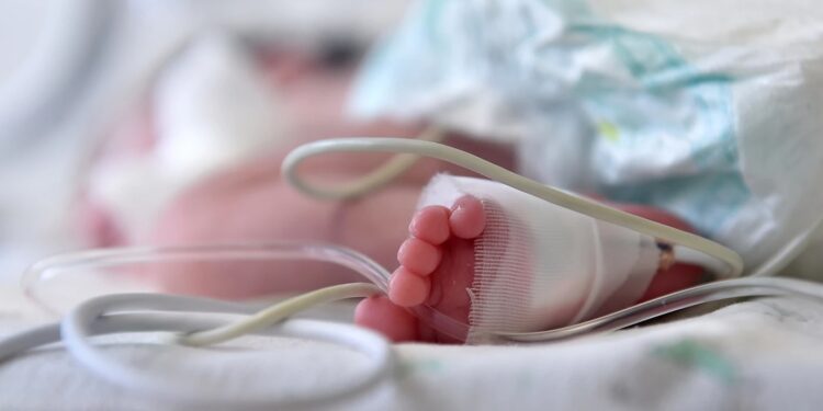 Bρέφος βρέθηκε χωρίς τις αισθήσεις του σε διαμέρισμα – Εισέπνευσε ναρκωτικές ουσίες και νοσηλεύεται διασωληνωμένο