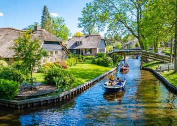 Σε αυτό το χωριό οι κάτοικοι δεν έχουν αυτοκίνητα αλλά μόνο βάρκες