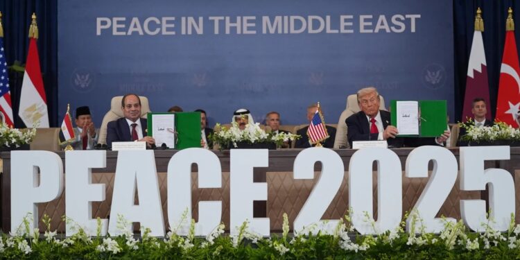 Υπεγράφη η ιστορική συμφωνία για ειρήνη στη Μέση Ανατολή