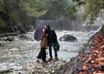 Η ρομαντική στιγμή που έγινε viral στα Λουτρά Πόζαρ – Δείτε τι συνέβη μέσα στη βροχή