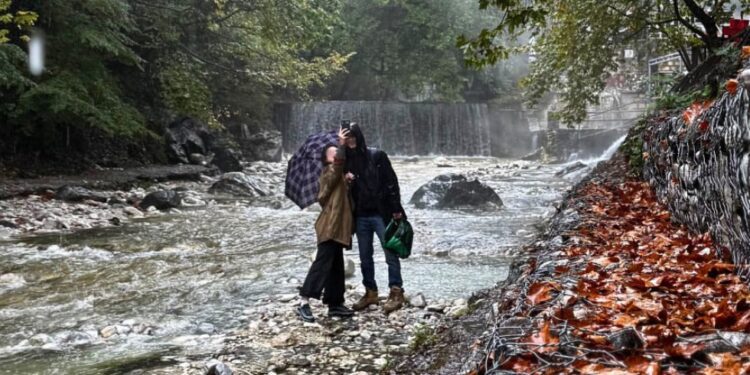 Η ρομαντική στιγμή που έγινε viral στα Λουτρά Πόζαρ – Δείτε τι συνέβη μέσα στη βροχή