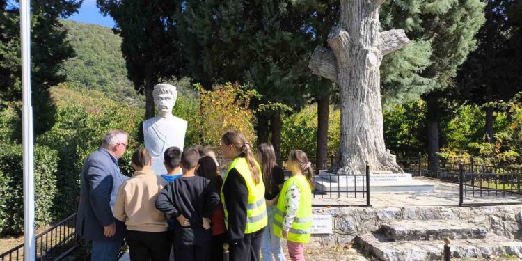 Καρυδιά: Επίσκεψη μαθητών στο Μνημείο Καπετάν Άγρα και Αντώνη Μίγκα