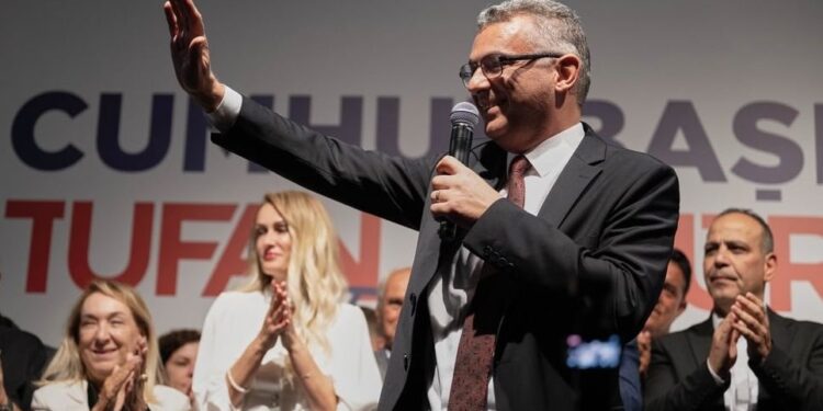 Ποιος είναι ο Τουφάν Ερχιουρμάν που νίκησε τον εκλεκτό του Ερντογάν στα Κατεχόμενα