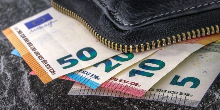 Νέο μηνιαίο επίδομα 100 ευρώ: Ποιοι είναι οι δικαιούχοι – Ποιες οι προϋποθέσεις