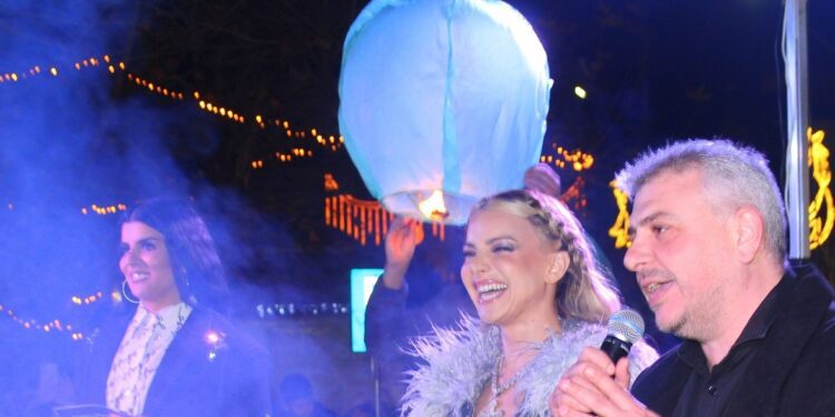 Χριστούγεννα στην Αλμωπία: Ο φαντασμαγορικός στολισμός, η μεγάλη συναυλία στην Αριδαία και το Χριστουγεννιάτικο Χωριό στα Λουτρά